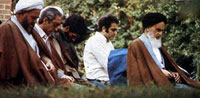 امام خمینی در حال نماز در پاریس -emam khomaini  namaz paris